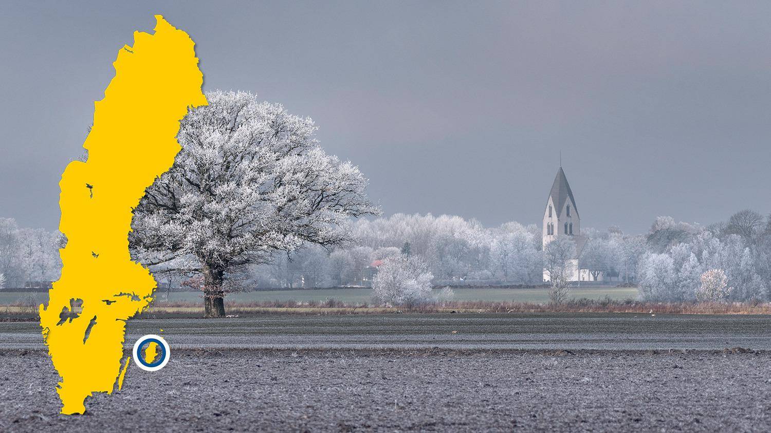 Une église blanche figure en arrière-plan d'un champ. Les arbres sont couverts de givre. Il y a une carte jaune de la Suède avec un point bleu qui indique l'emplacement de Mästerby.