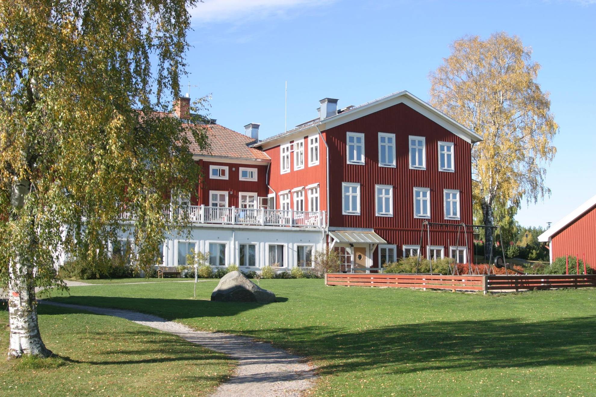 L'hôtel STF Undersvik Gårdshotell dans le Hälsingland durant l'été.