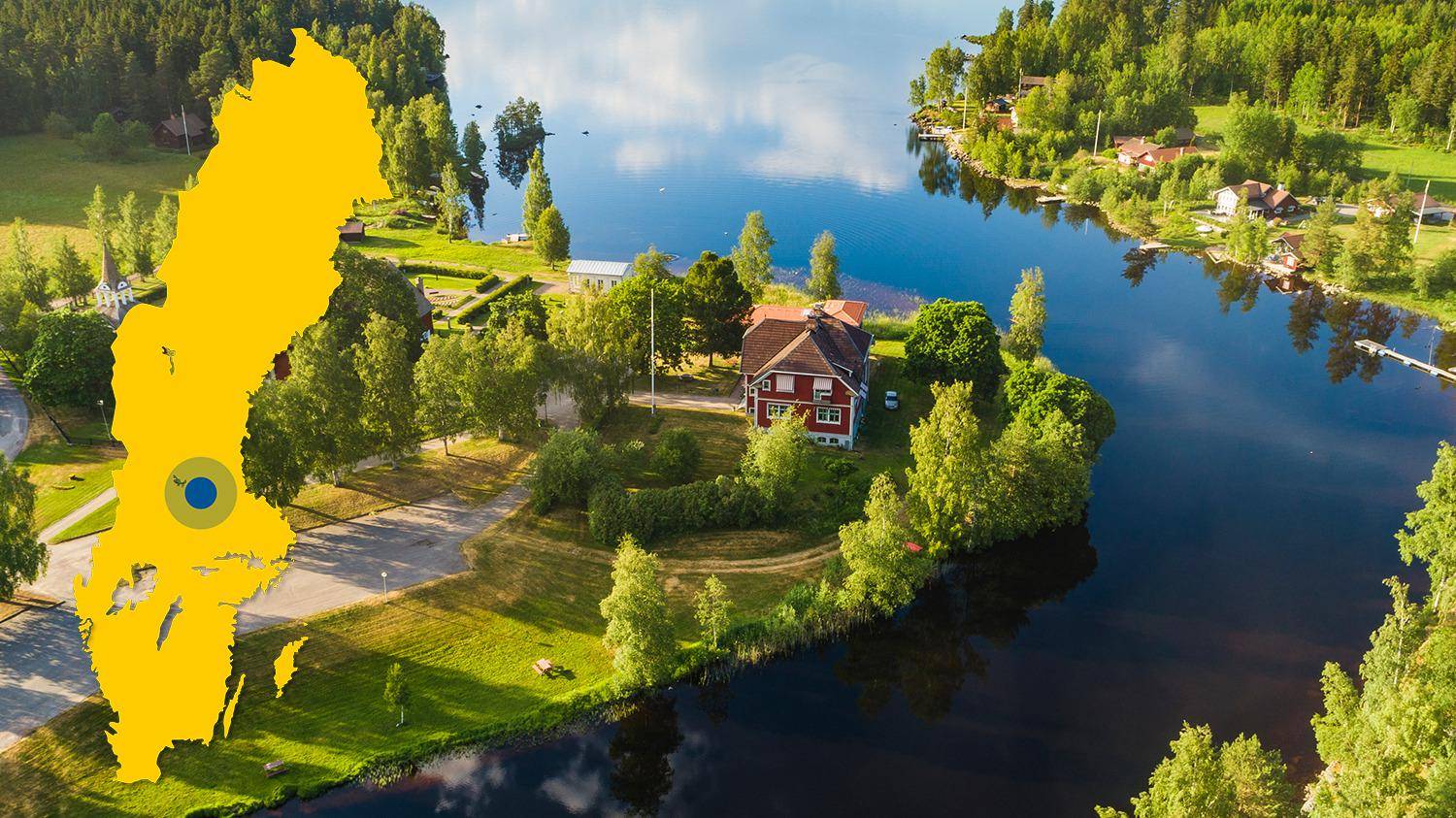 Une rivière se jette dans un lac. Il y a quelques maisons entourées de nature à côté du lac. Il y a une carte jaune de la Suède avec un point bleu qui indique l'emplacement de Toftan..