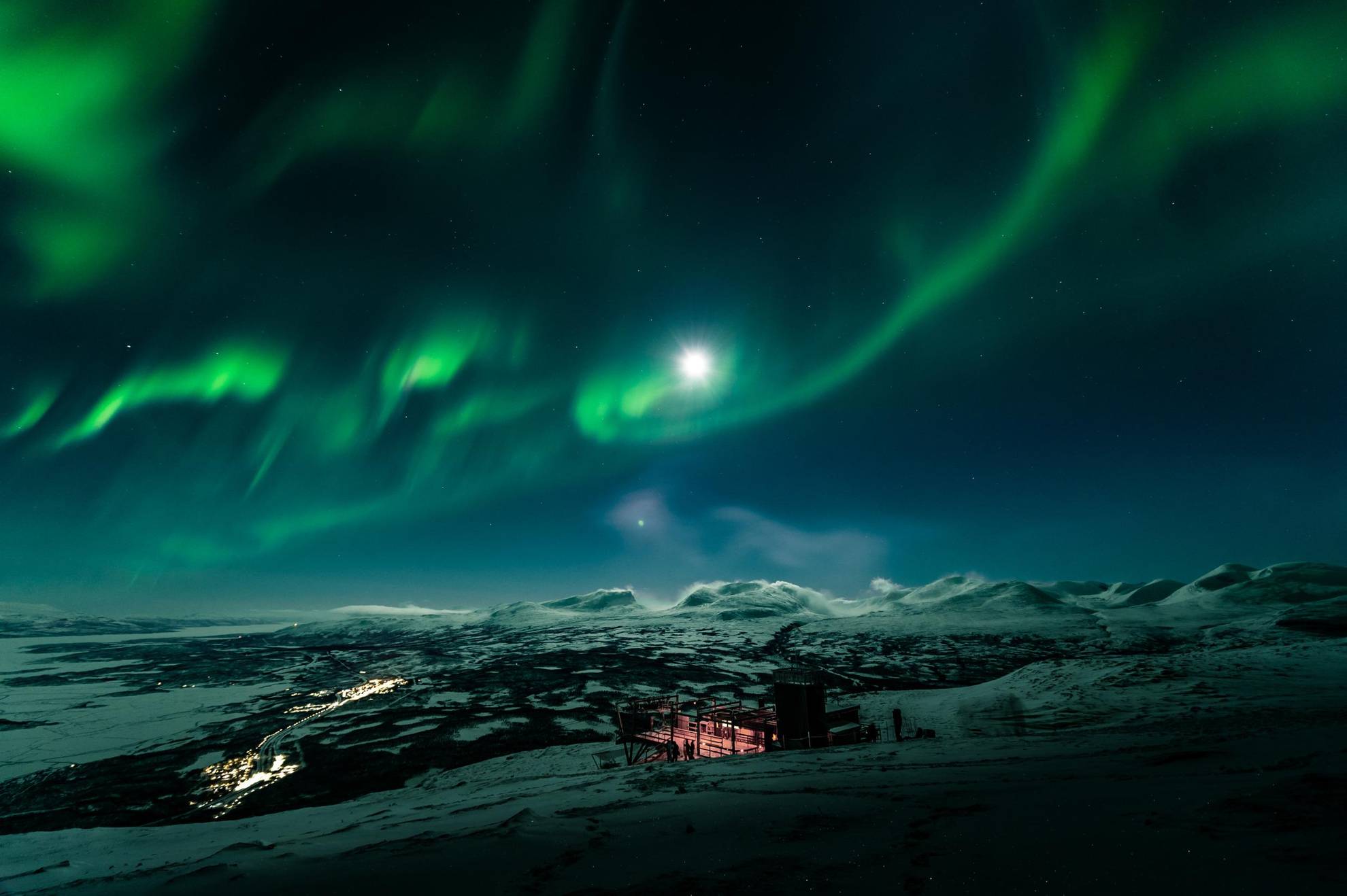 Des aurores boréales au-dessus d'une sky station dans les montagnes.