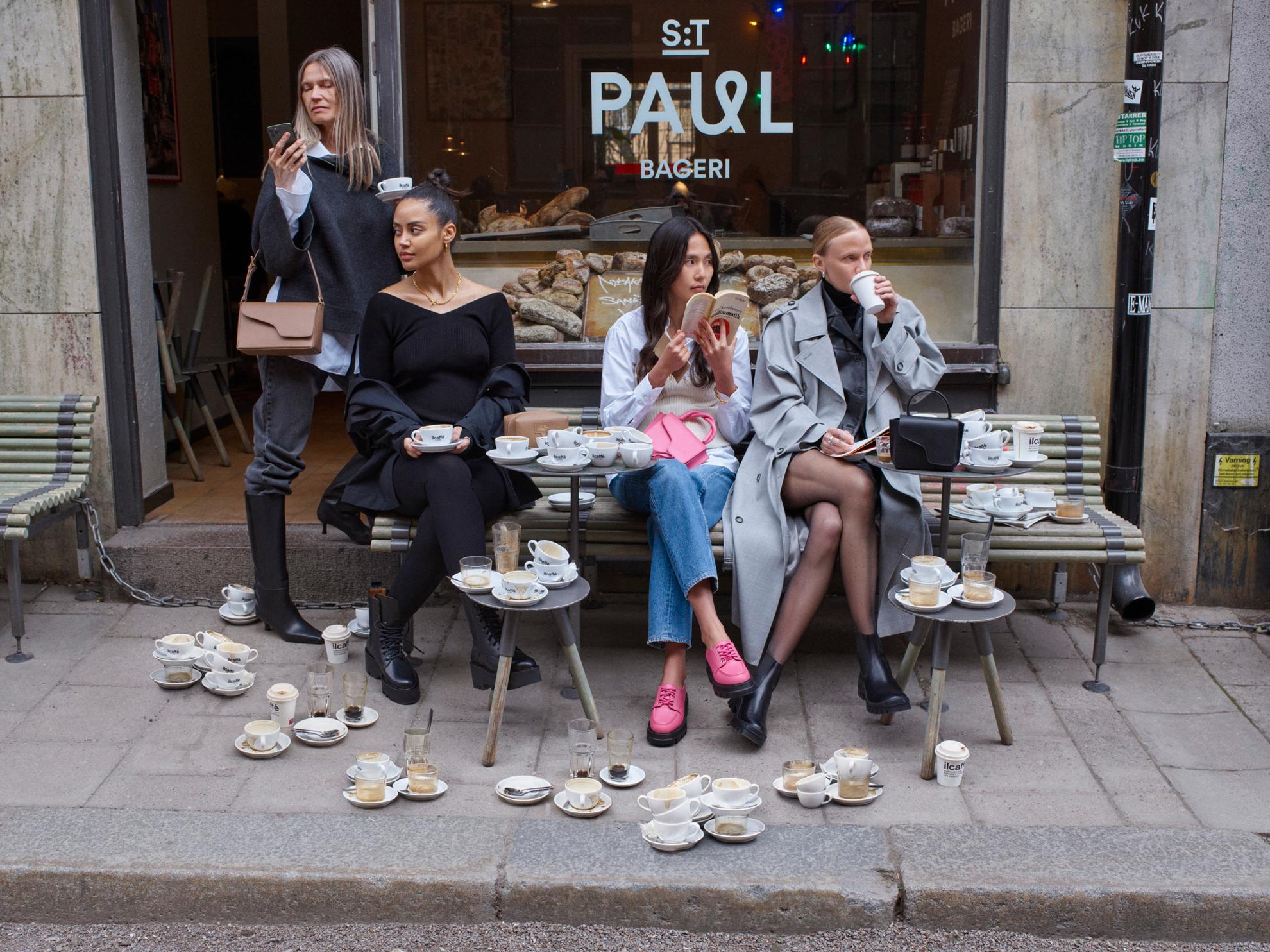 Les mannequins sont assis à l'extérieur d'un café à Stockholm.