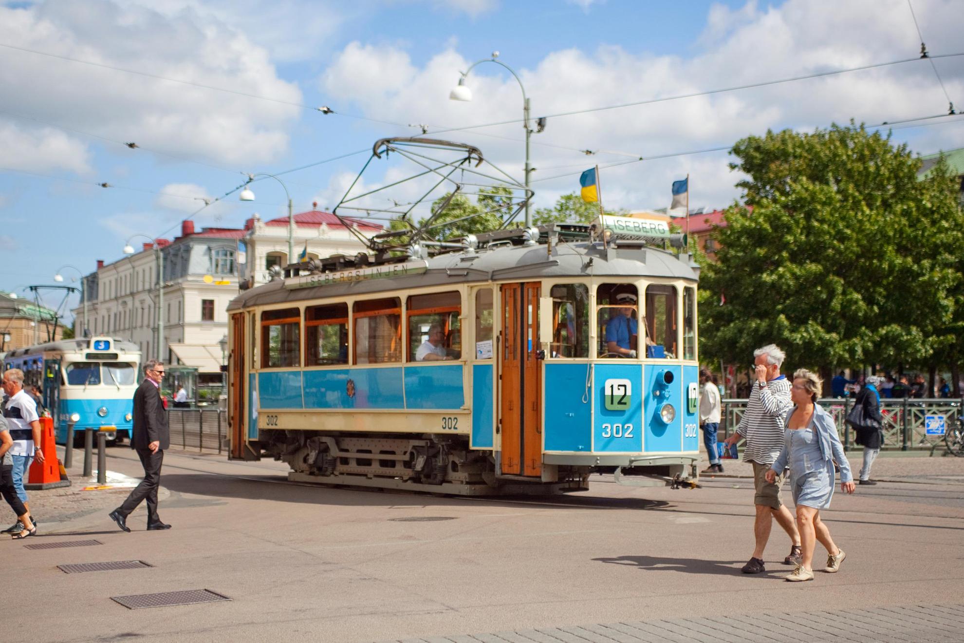 Un tramway vintage circule dans une rue du centre de Göteborg en été pendant la journée.