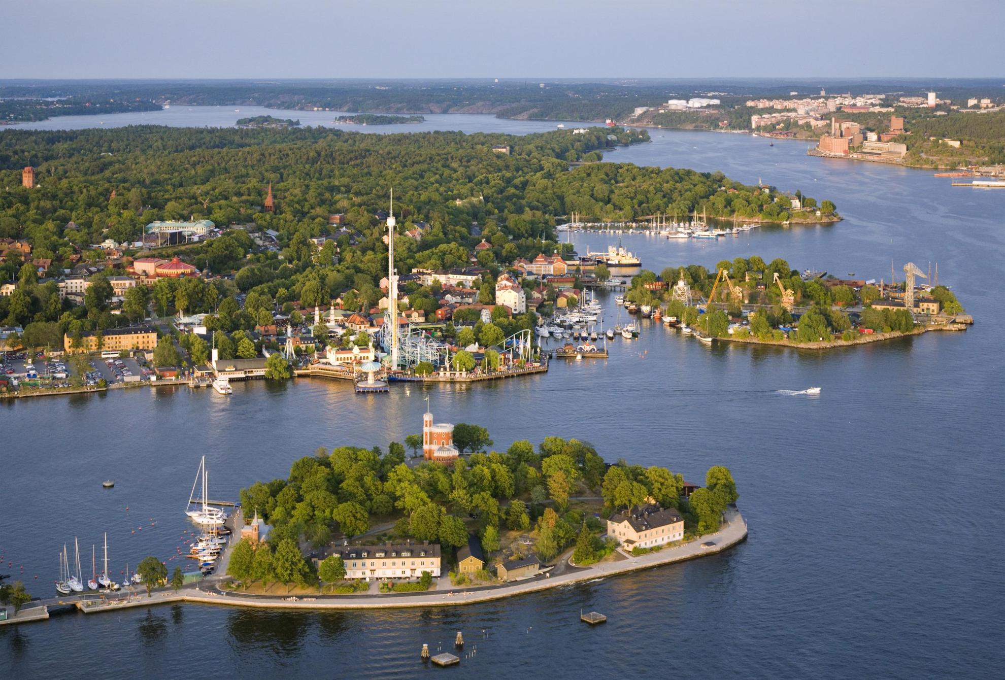 Vue aérienne de Stockholm avec l'île de Kastellholmen au premier plan et Djurgården et l'archipel au loin.
