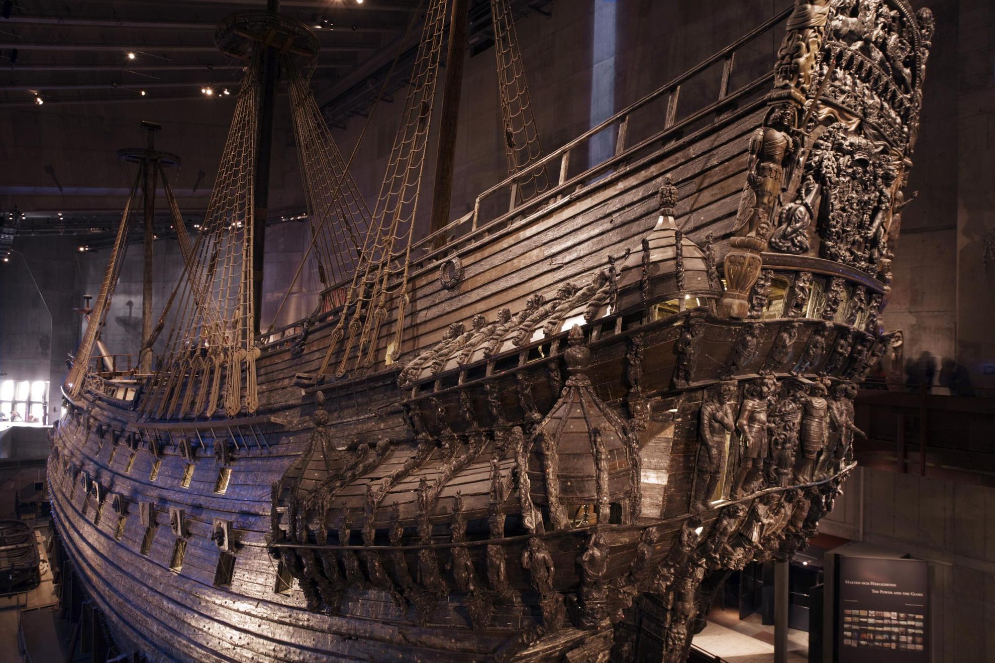 Le navire de guerre Vasa, datant du 17ème siècle, a été transporté et installé à l'intérieur du musée du même nom.