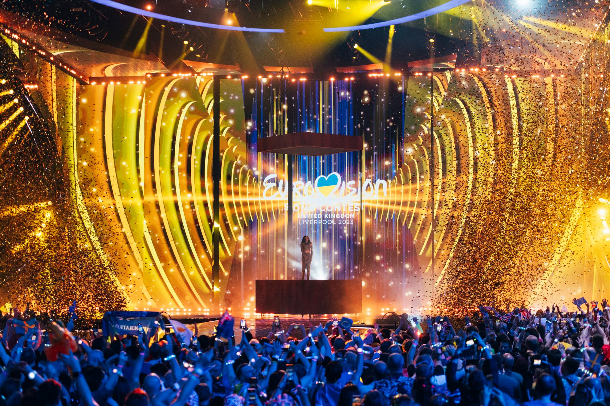 La chanteuse suédoise Loreen se tient sur la scène du trophée du Concours Eurovision de la chanson après sa victoire en 2023.