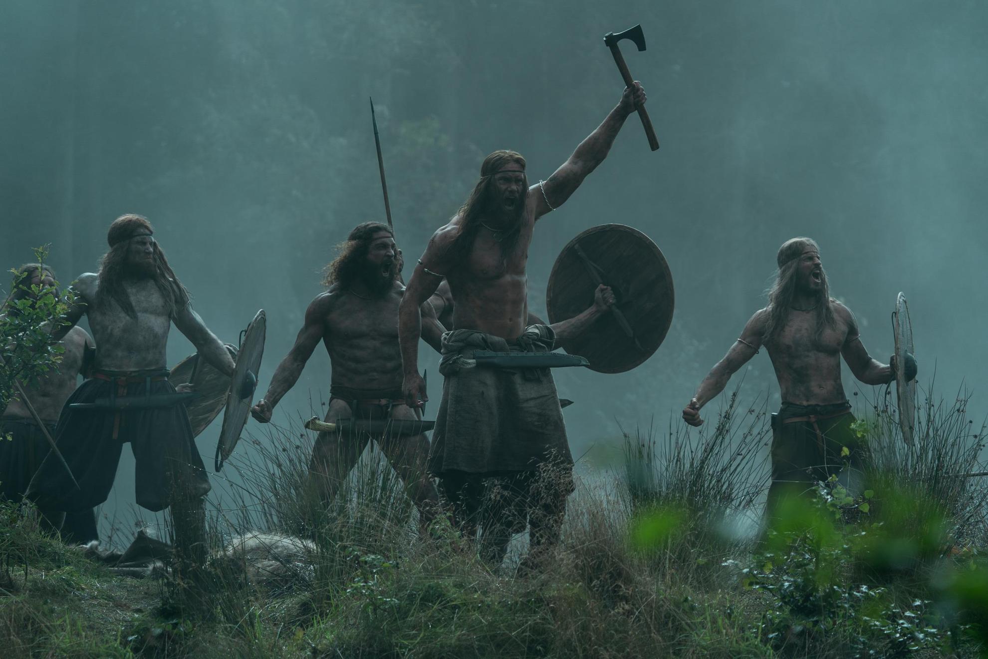 Des Vikings se préparant au combat. Image du film The Northman.