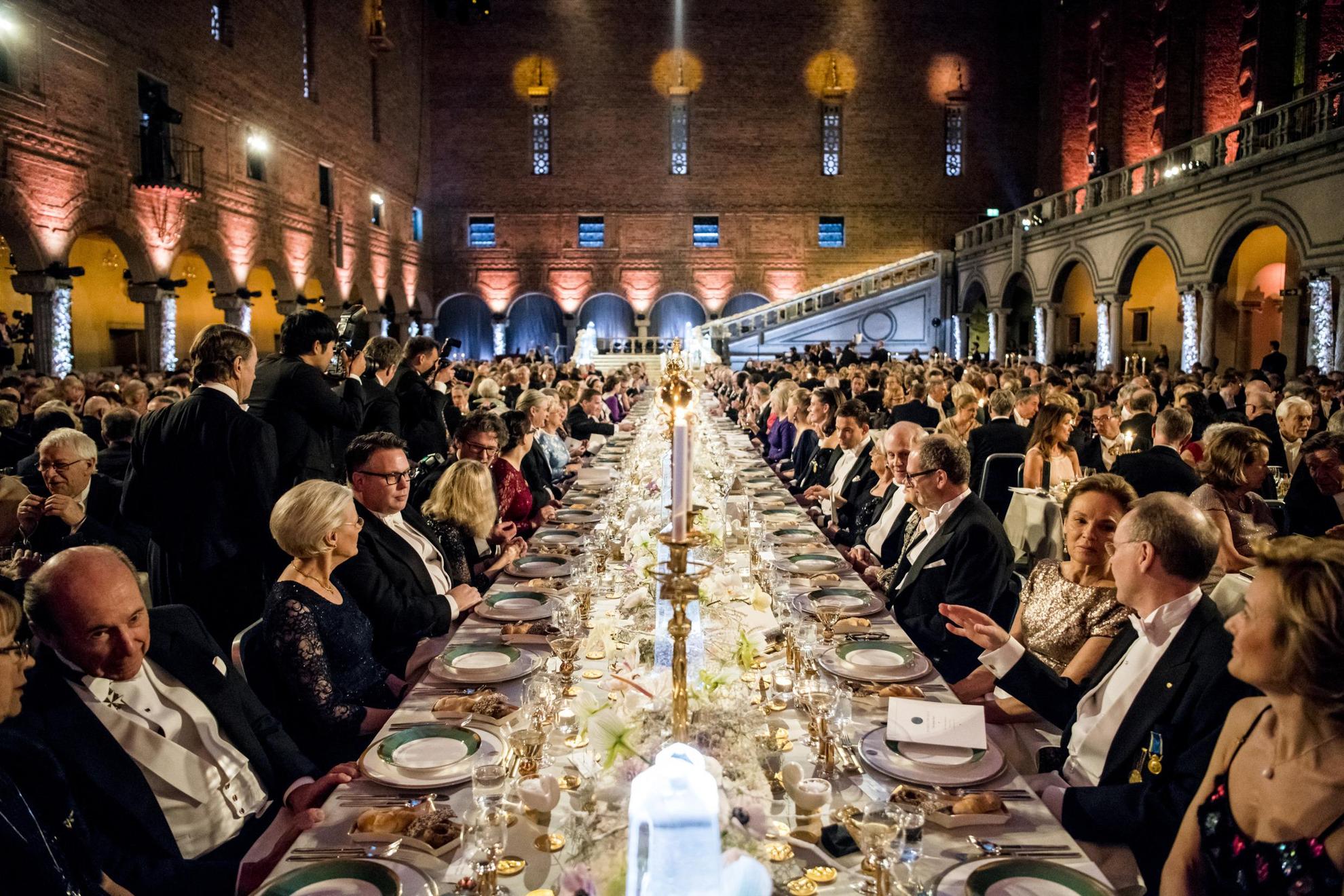 Les invités sont assis à une longue table pendant le banquet Nobel.