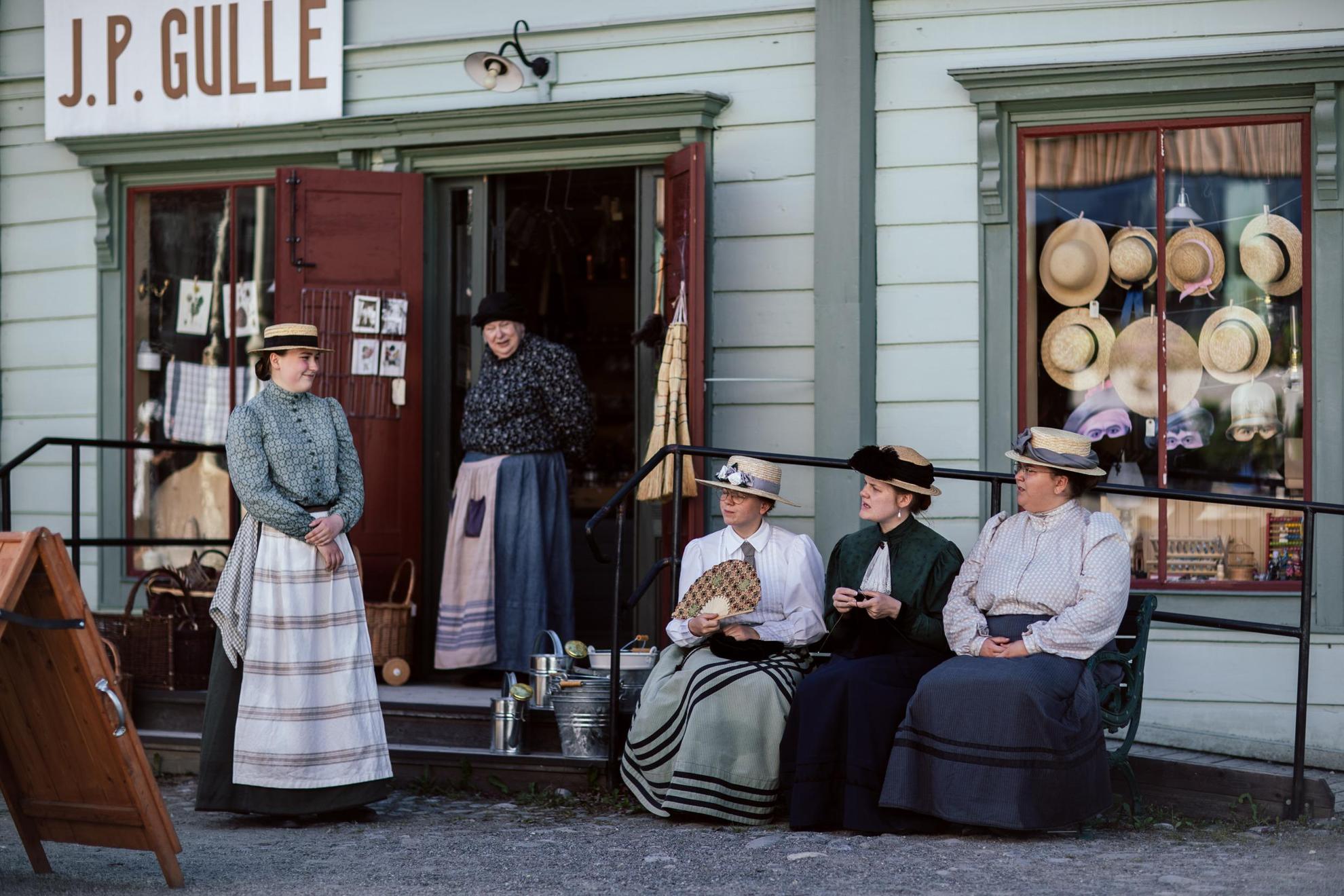 Des femmes vêtues de vêtements du XIXe siècle à Jämtli Historyland.