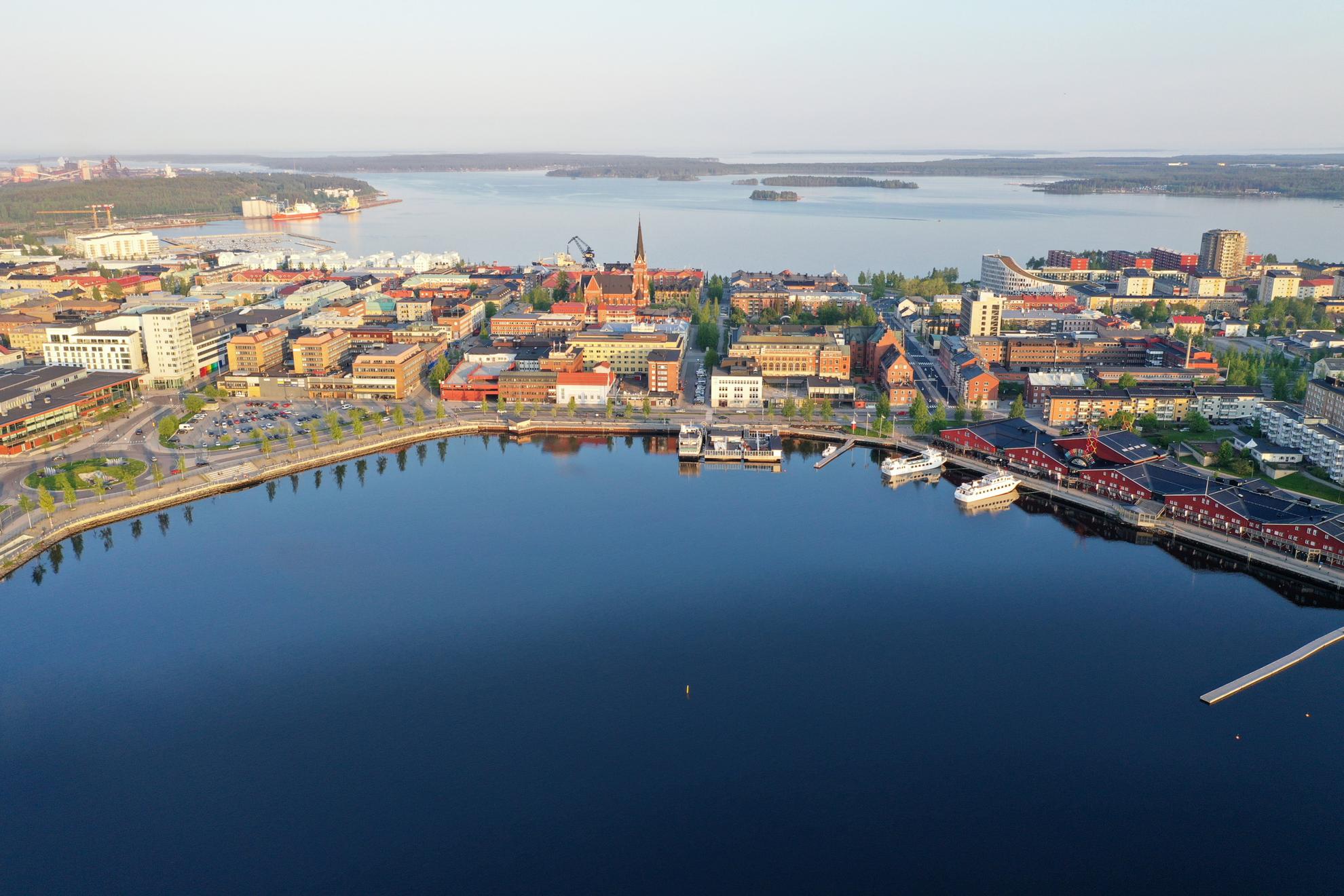 Vue aérienne du port nord de Luleå par une belle journée ensoleillée.