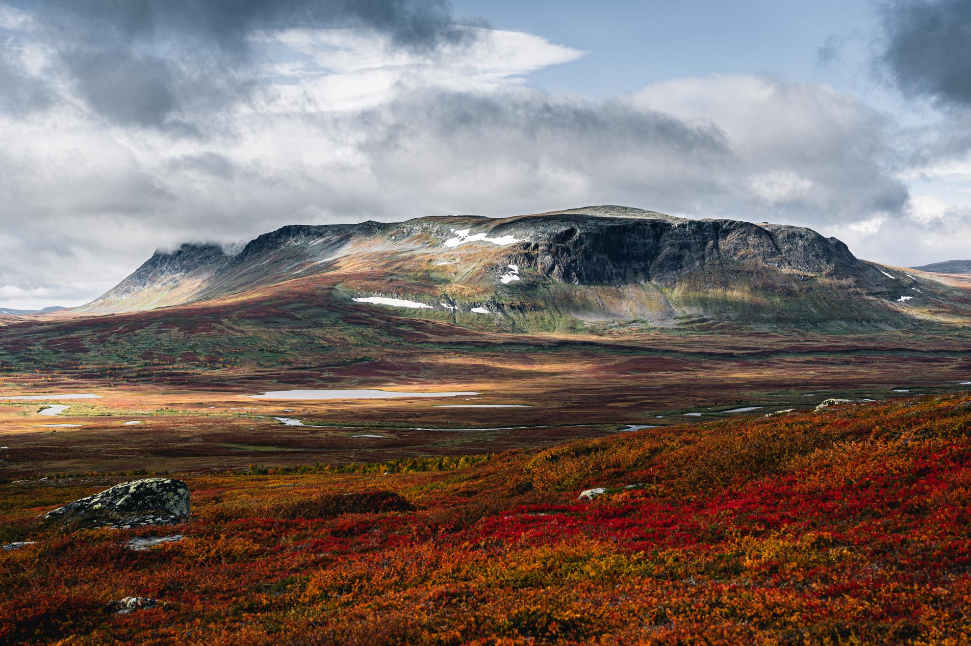 Vue sur un paysage de montagne aux couleurs de l'automne.