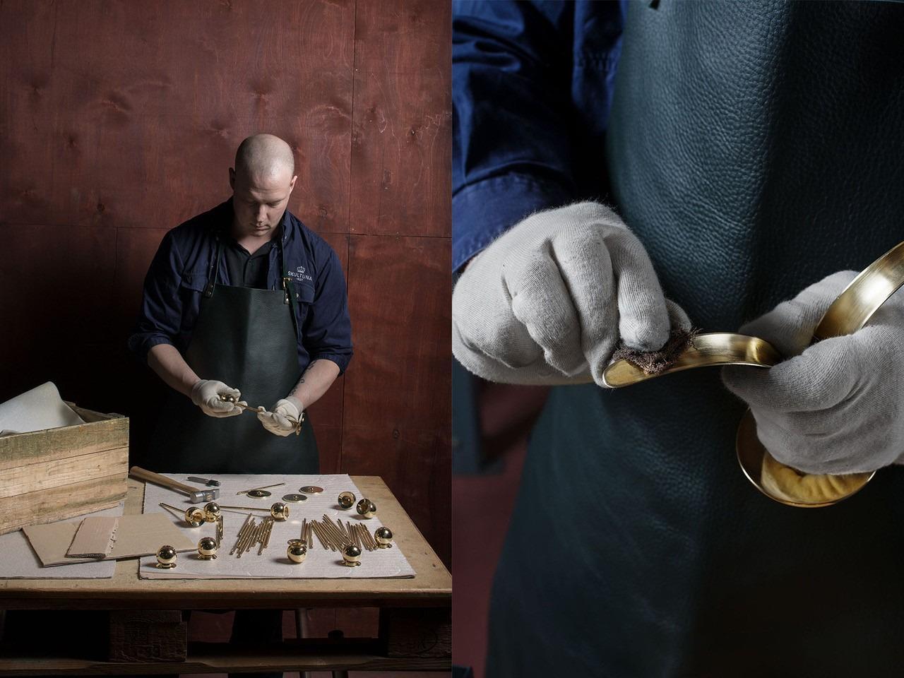 Plusieurs pièces en laiton reposent sur une table devant un homme qui est en train d'assembler les pièces. La photo montre un gros plan de ses mains en train de polir un chandelier en laiton.