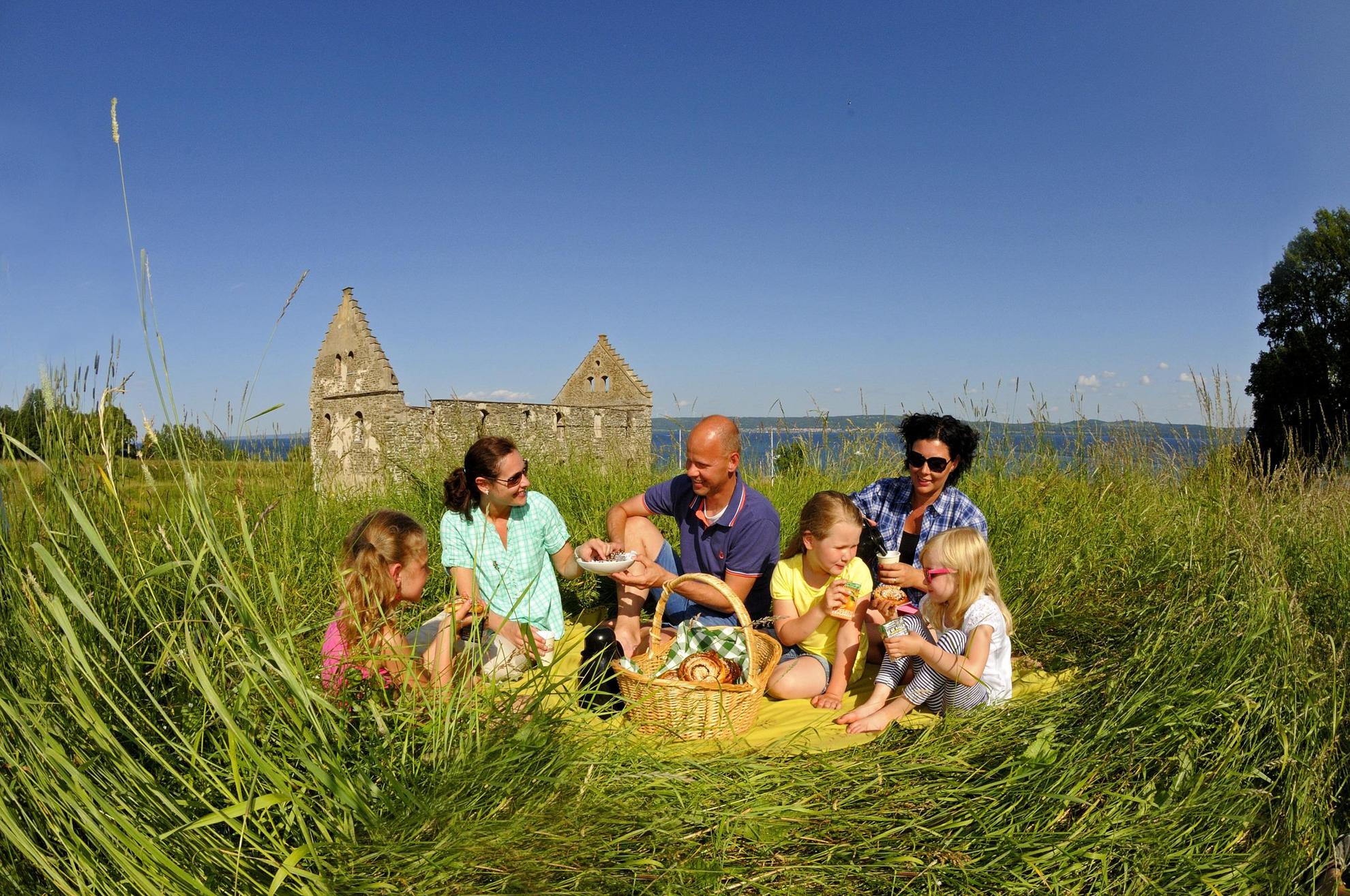 Pique-nique en famille près du lac Vättern