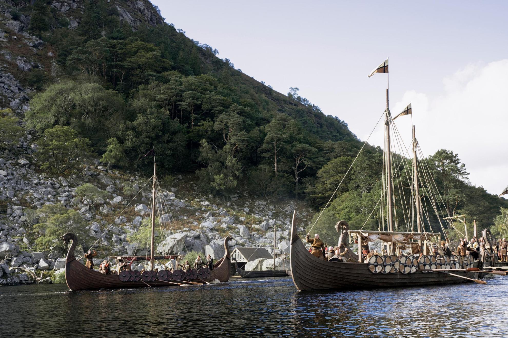 Vikings dans des bateaux vikings. Photo de la série Vikings : Vahalla.