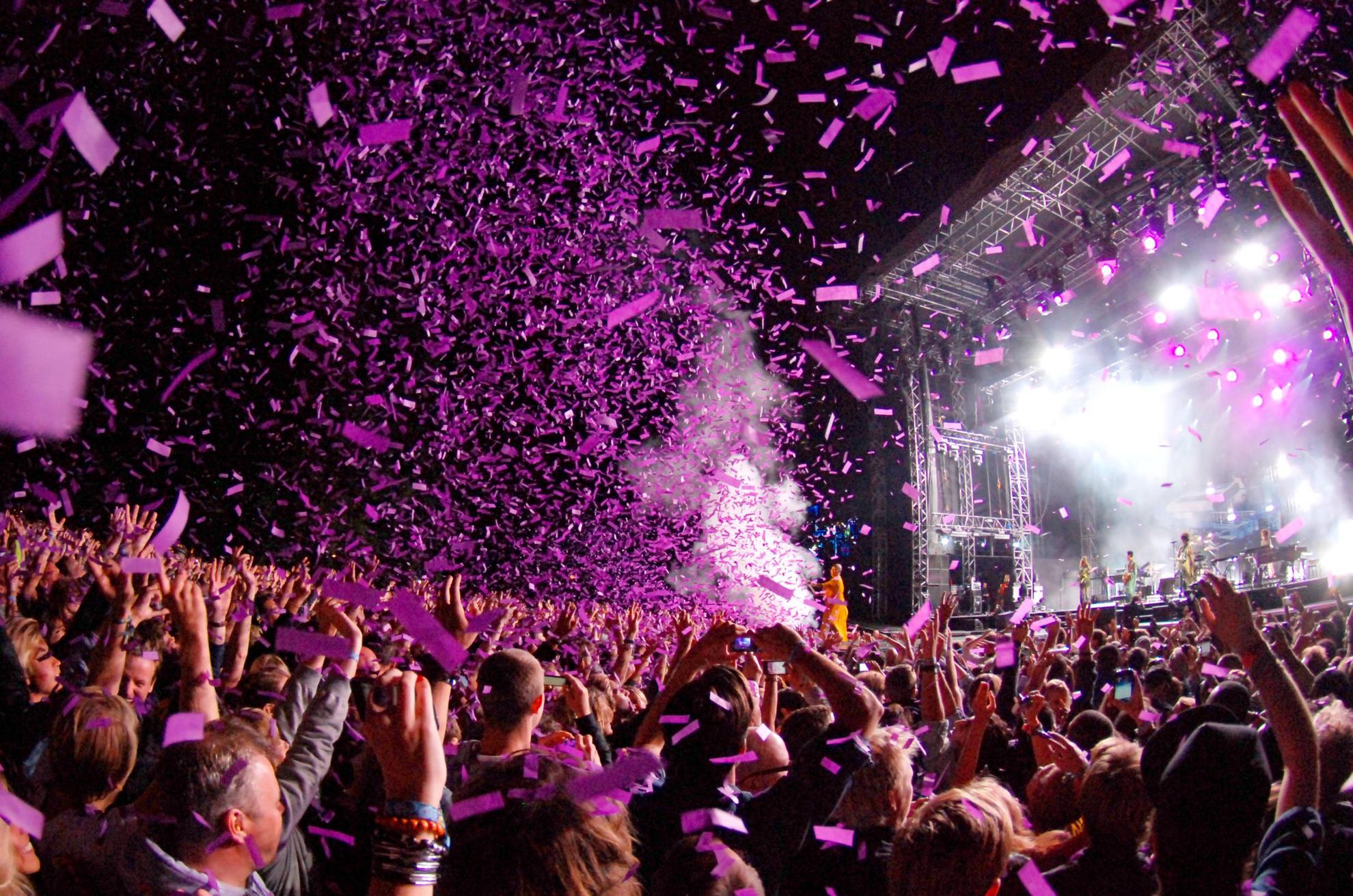 Une pluie de confettis tombe sur le public lors d'un concert du festival Way Out West à Göteborg.