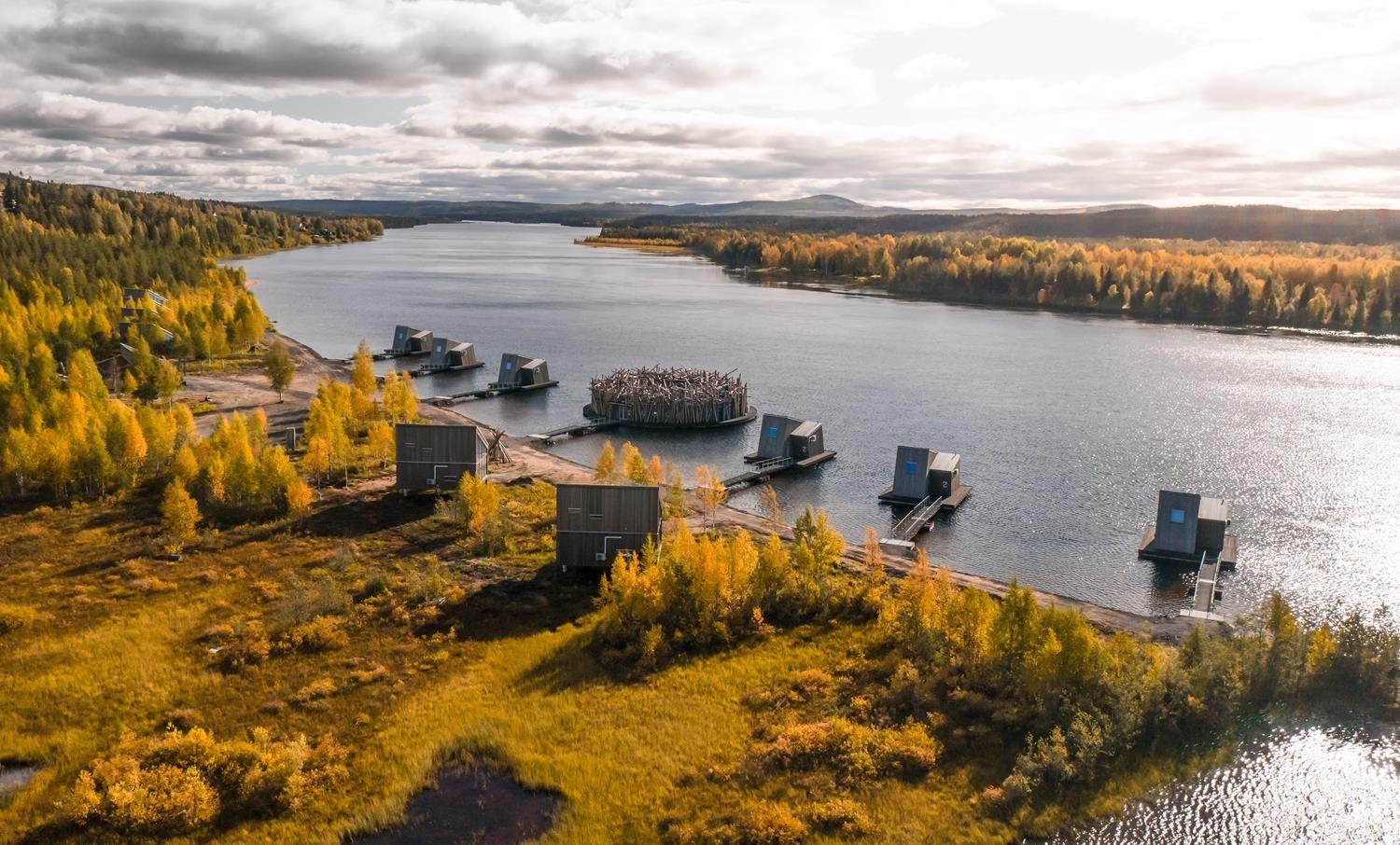 Des maisons sur une rivière en automne. Chaque maison dispose d'une jetée.