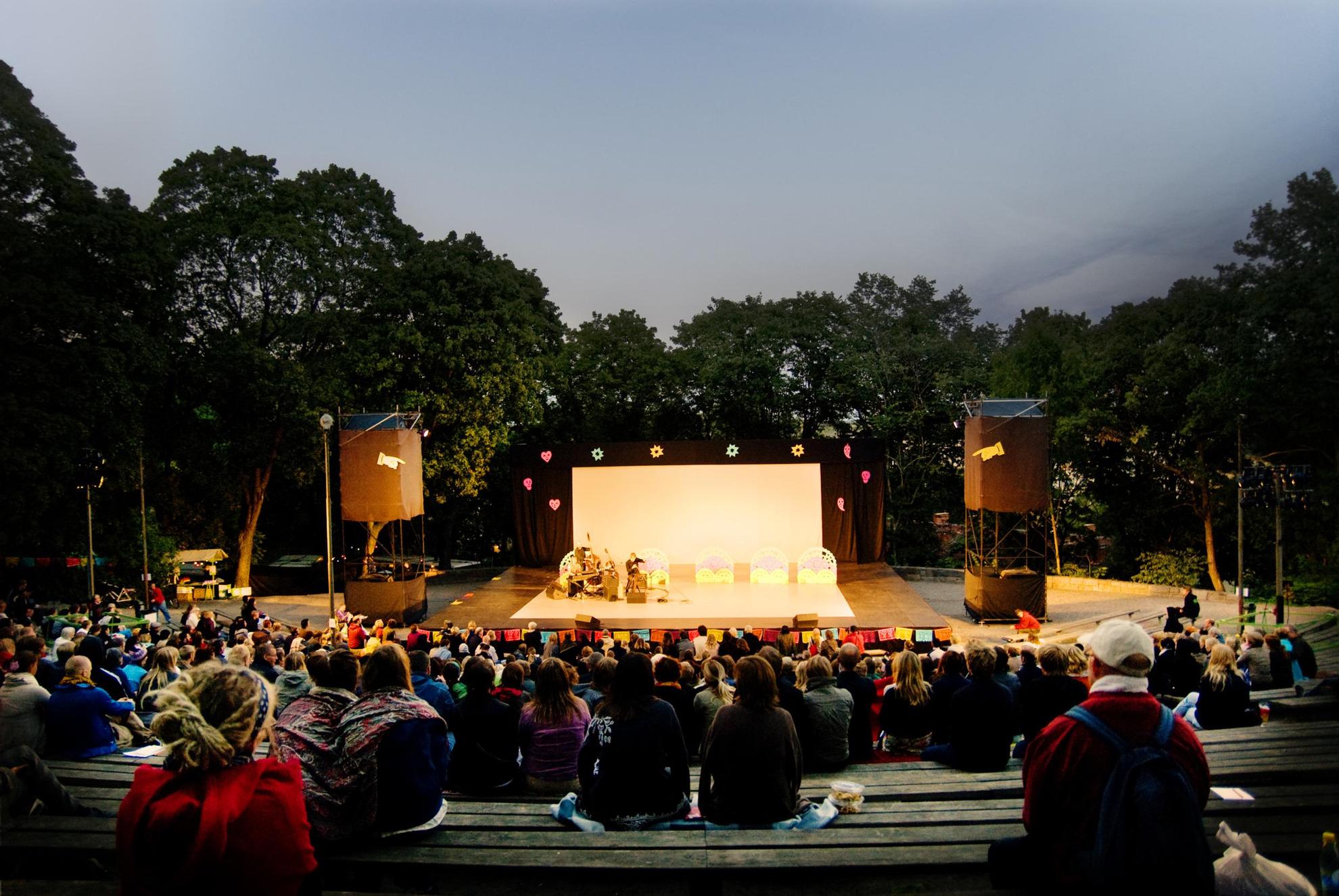 Le public assiste à une représentation théâtrale en plein air à Stockholm.