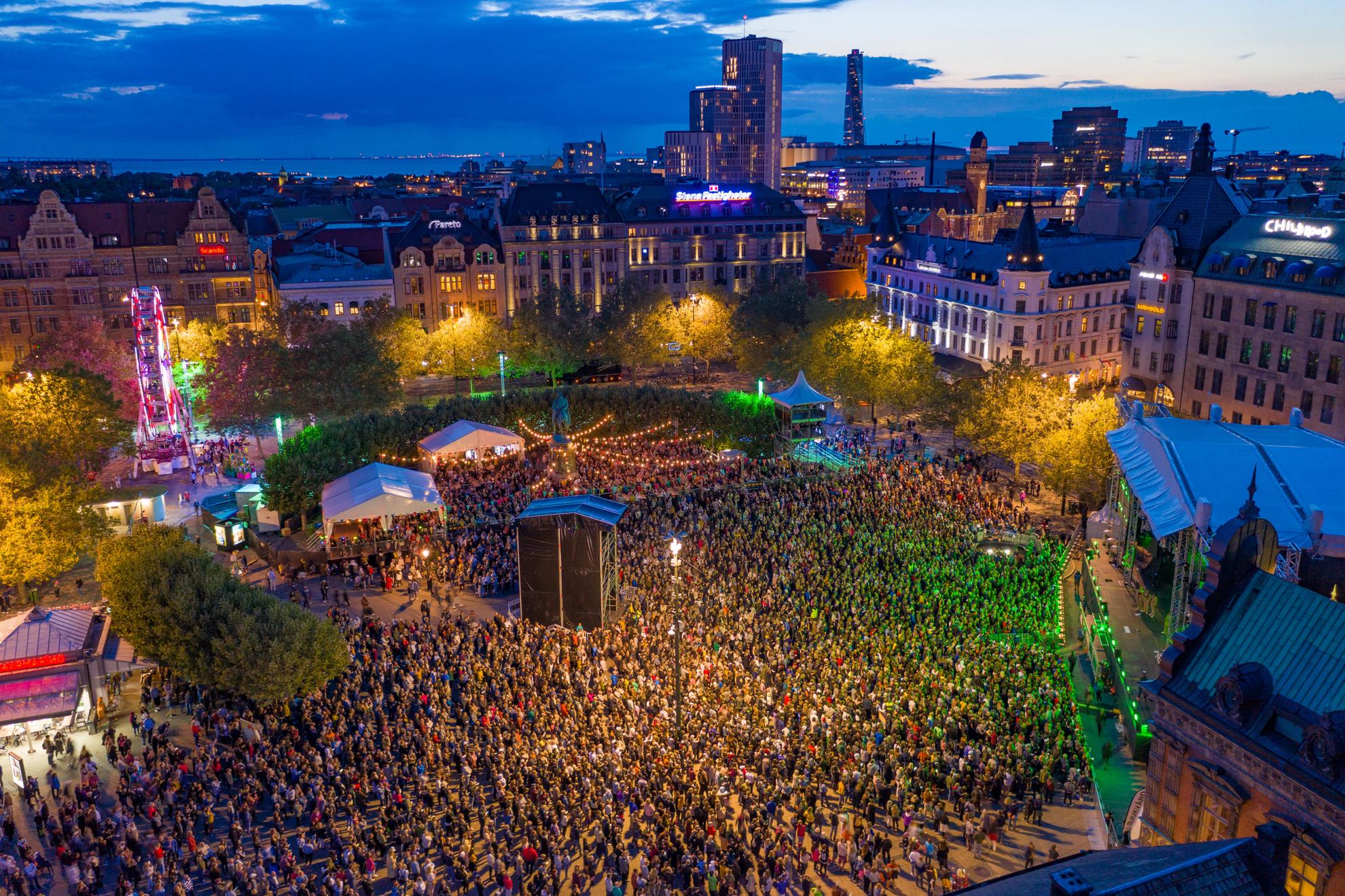 Une image de drone au-dessus du festival de Malmö en soirée, avec des milliers de visiteurs devant une grande scène.