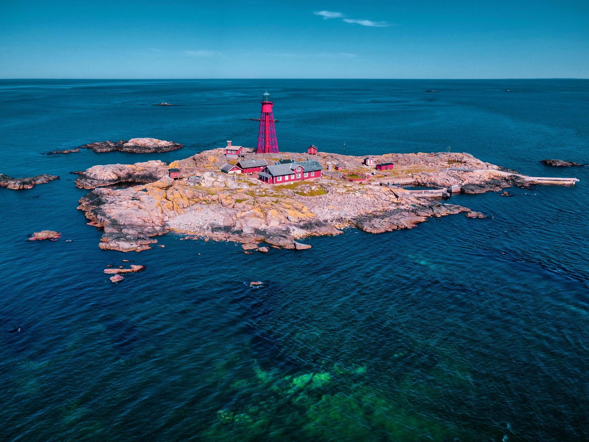 Vue aérienne de maisons et d'un phare sur une petite île de l'archipel.